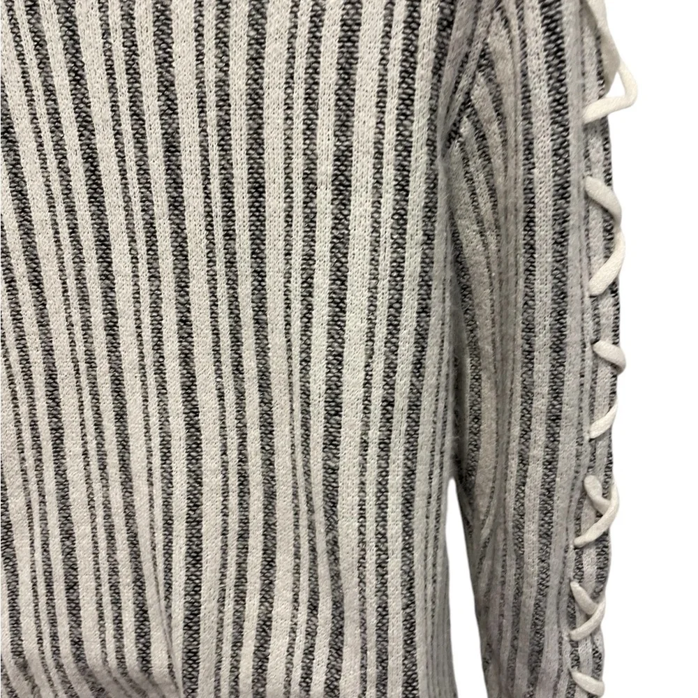 ROCK & REPUBLIC Women’s Striped Long Sleeve Sweater Size Medium - Picture 12 of 15